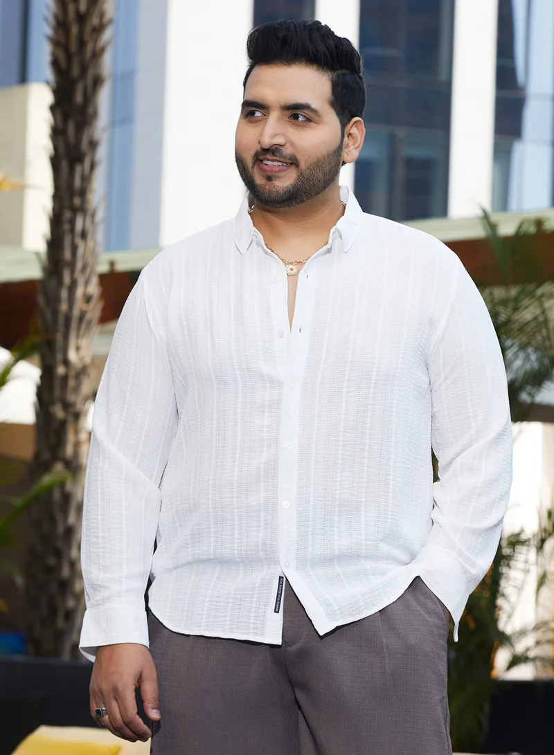 انستافاب بلس قميص رجالي أبيض بنقشة ديزي مقاس بلس بقصة مريحة وياقة واسعة وأكمام طويلة بأزرار للإغلاق للملابس الكاجوال