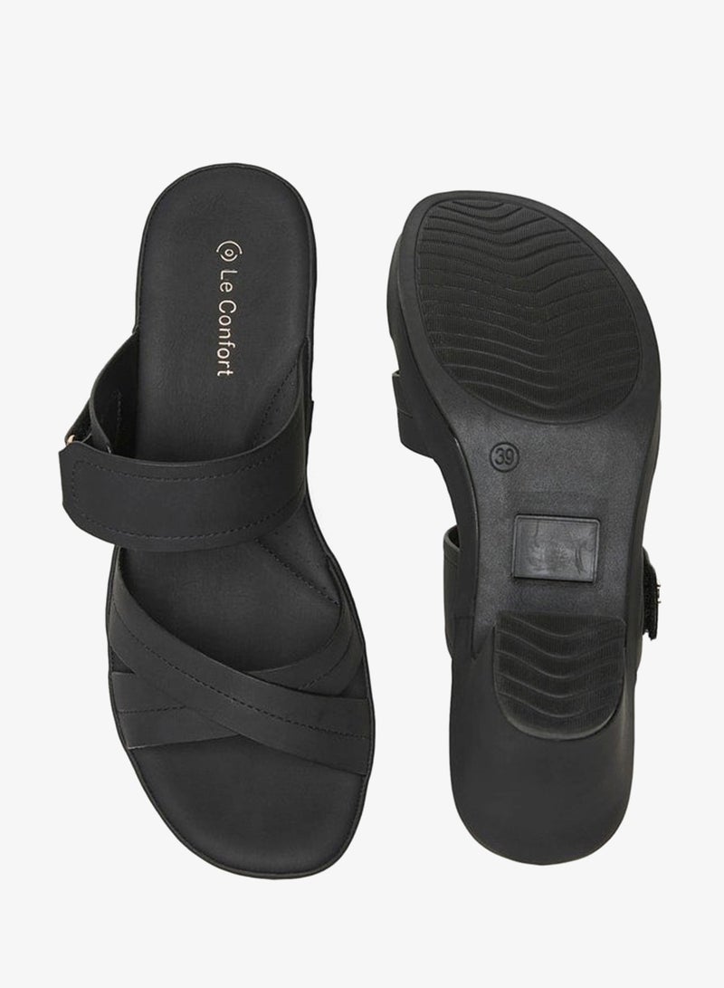 لو كونفورت صنادل نسائية سادة بحزام متقاطع سهل الارتداء - Image 4