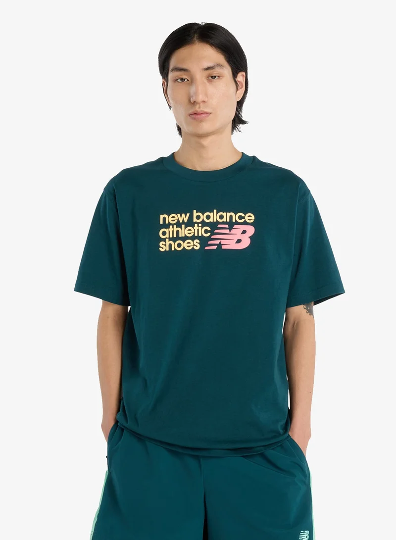 نيو بالانس تيشيرت رياضي مريح بشعار الصدر المميز