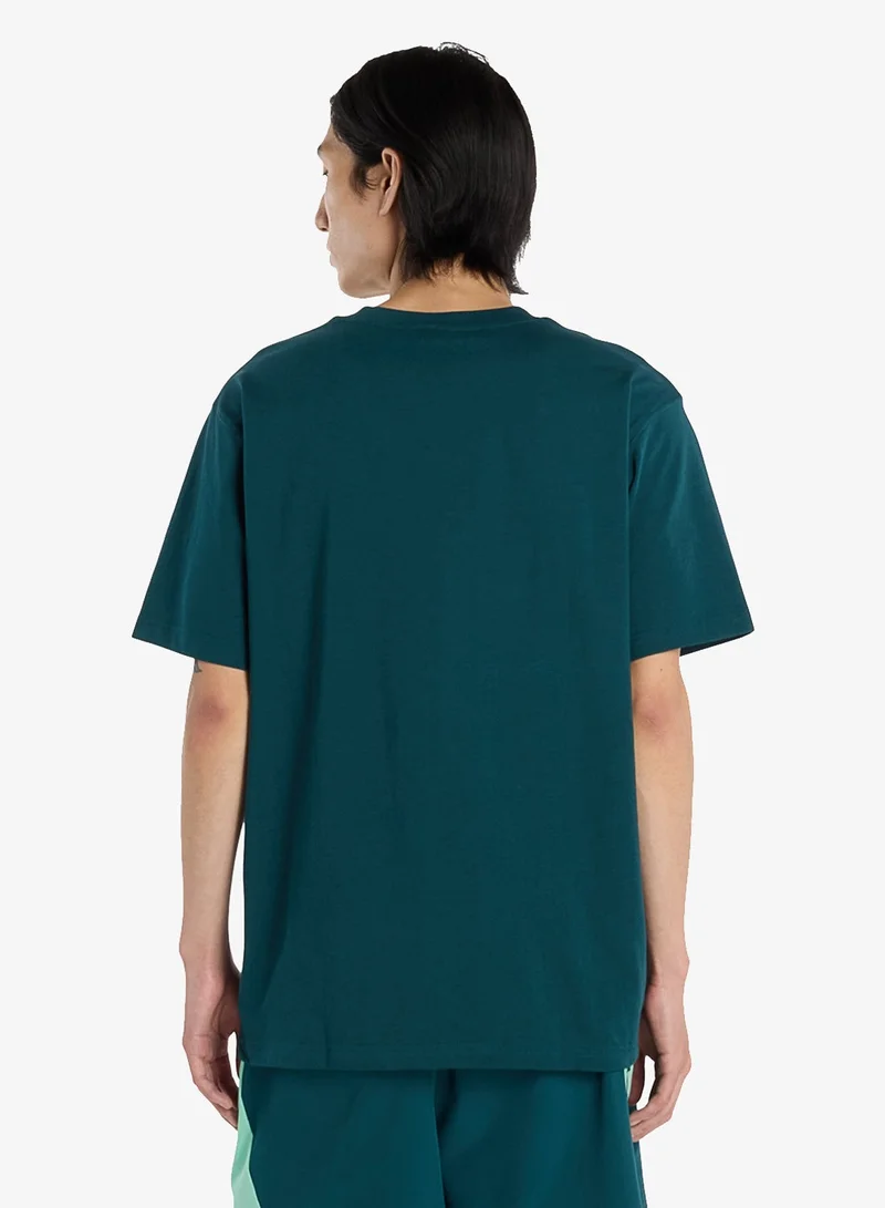 نيو بالانس تيشيرت رياضي مريح بشعار الصدر المميز