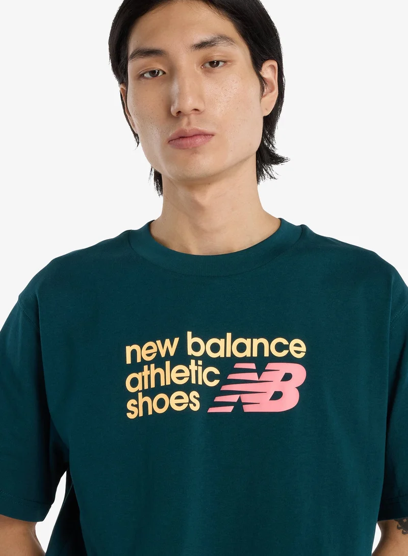 نيو بالانس تيشيرت رياضي مريح بشعار الصدر المميز