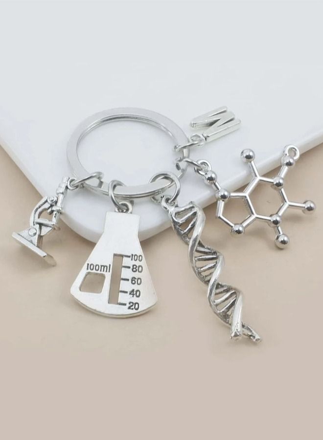 ميدالية مفاتيح مميزة وأنيقة بتصميم مركبات وادوات كيميائية بلون فضي - Image 2