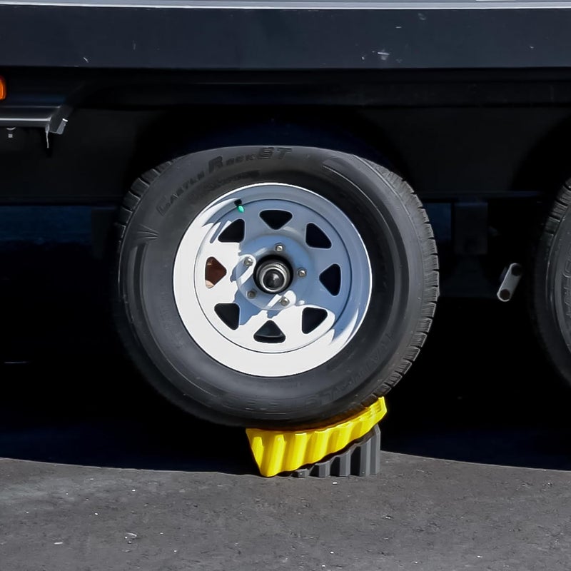 Camco Curved Leveler and Wheel Chock (44423) - Image 2