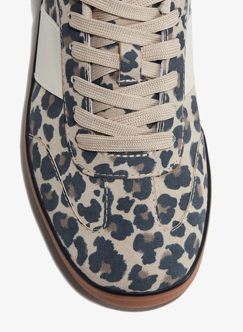 اتش اند ام حذاء رياضي