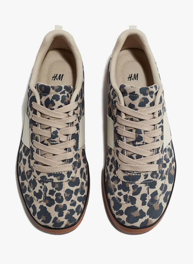 اتش اند ام حذاء رياضي