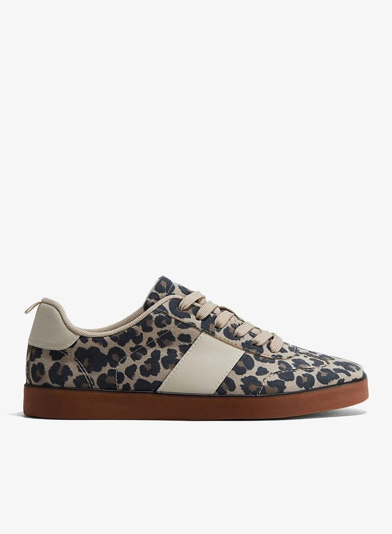 اتش اند ام حذاء رياضي