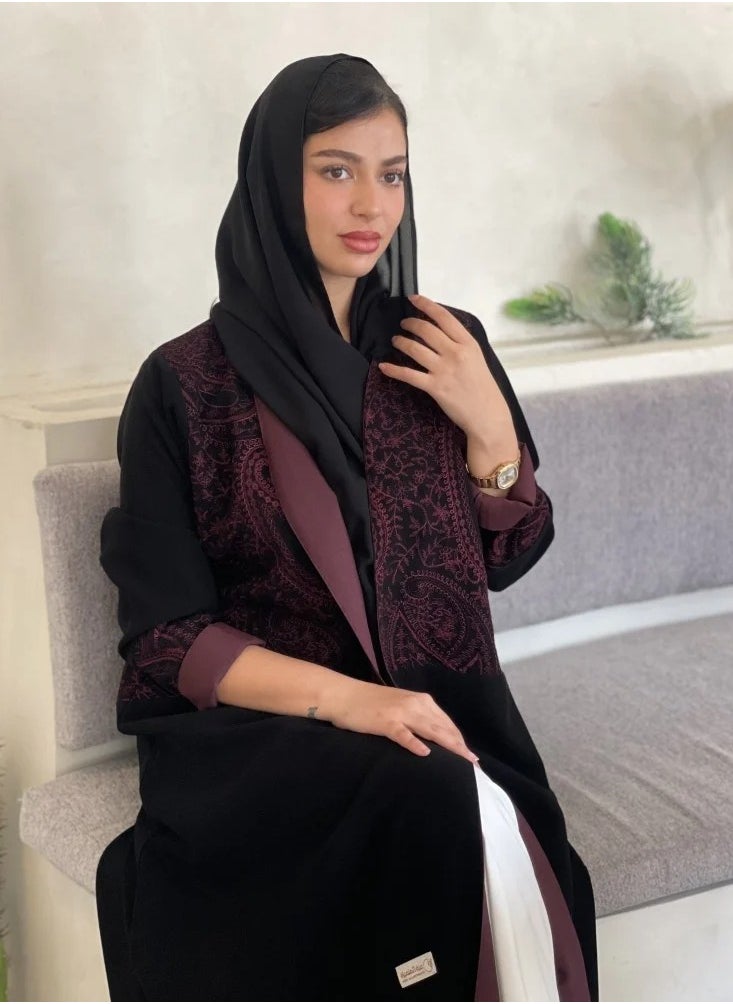 عباية التوت فخمة بتطريز رهيب باللون العودي من الامام والخلف وعلى الأكمام مع طرحه سوداء