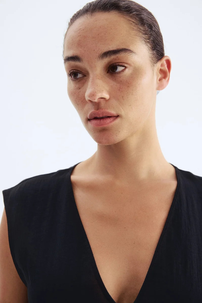 اتش اند ام فستان ساتان بقبة على شكل V