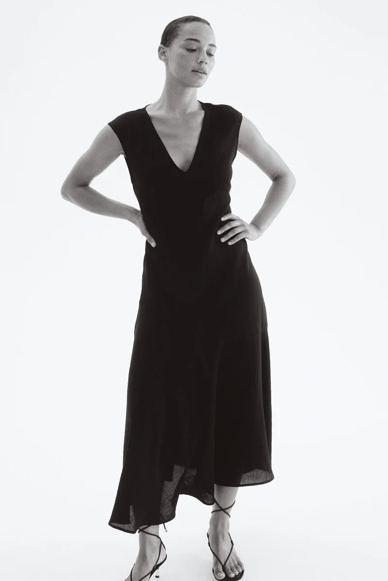 اتش اند ام فستان ساتان بقبة على شكل V