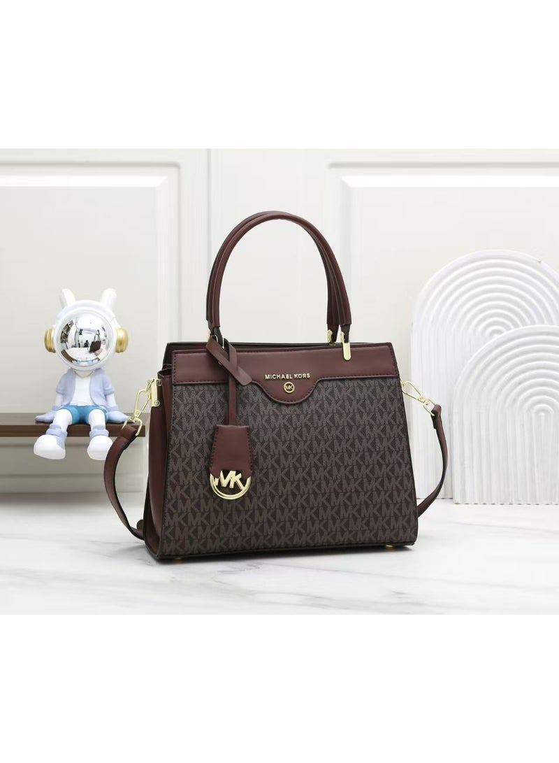 ام كي حقيبة يد أنيقة من مايكل كورس مونوغرام، مصنوعة من الجلد البني والبورجوندي.