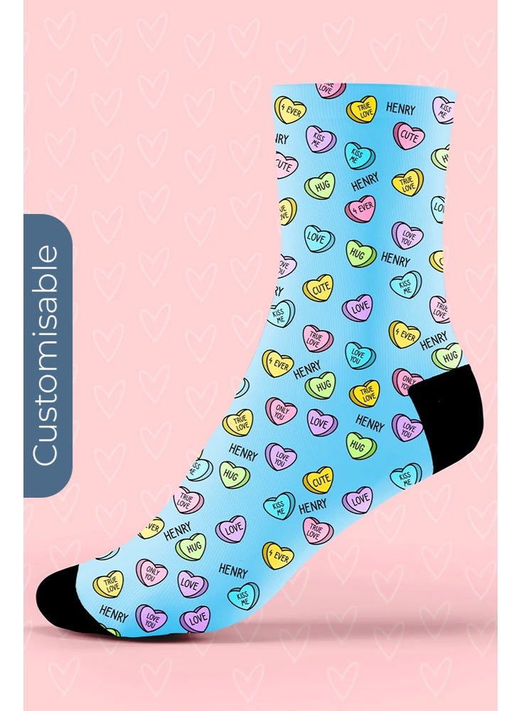 شير ذا لوف  جوارب زرقاء فاتحة مخصصة بالاسم – تصميم الحب والعناق والقلوب - Image 1