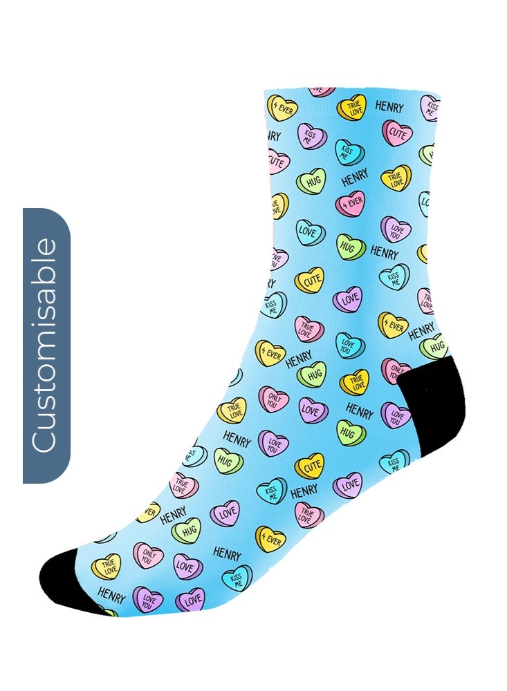 شير ذا لوف  جوارب زرقاء فاتحة مخصصة بالاسم – تصميم الحب والعناق والقلوب - Image 2
