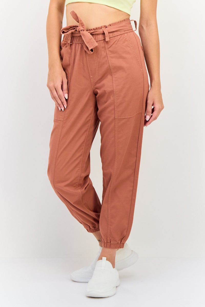 Levi's سروال جوجر نسائي بقصة عادية، بني saddle - Image 1