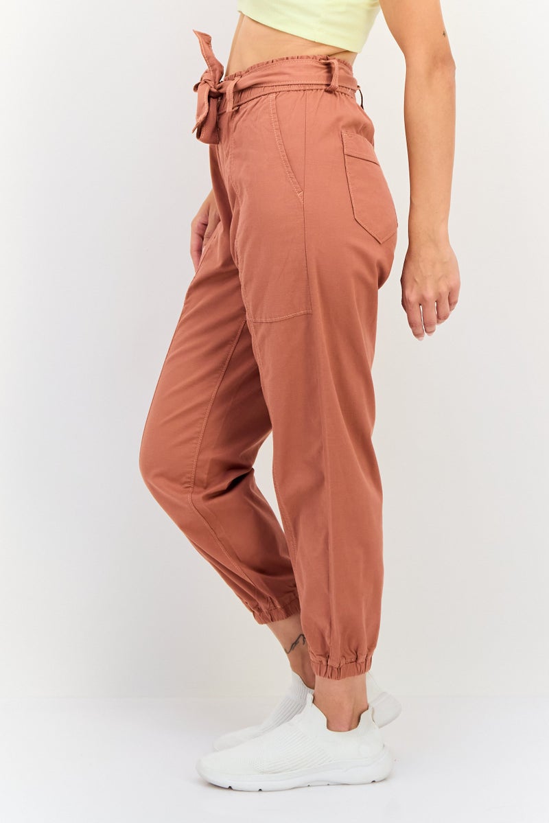 Levi's سروال جوجر نسائي بقصة عادية، بني saddle - Image 2