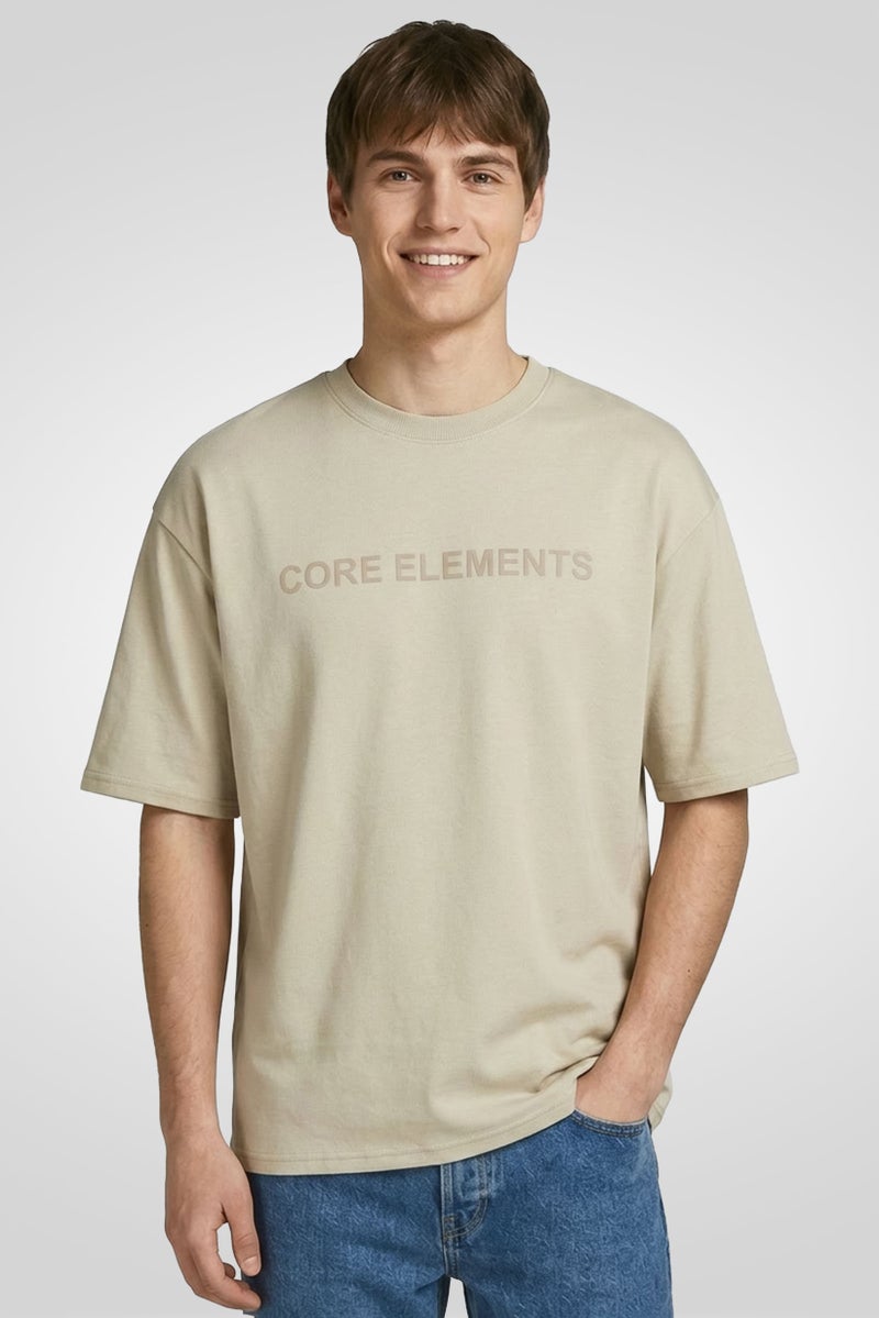 Core Elements تي شيرت رجالي بأكمام قصيرة وياقة دائرية بشعار العلامة التجارية، رمادي موس - Image 1