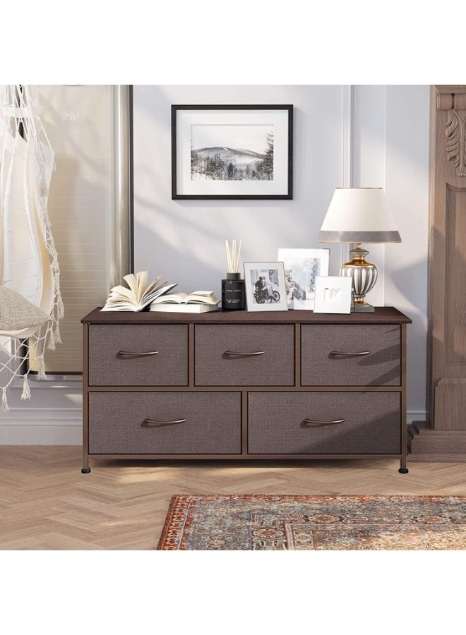 خزانة أدراج من القماش، خزانة أدراج من 5 أدراج، وحدة تنظيم تخزين مع أدراج من القماش وإطار معدني للملابس والوجبات الخفيفة والألعاب لغرفة المعيشة وغرفة النوم (بني، YMZ-DZ01) - Image 1