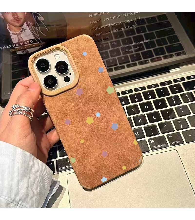حافظة هاتف لجهاز iPhone 14 Pro بتصميم بني مع نمط النجوم - غطاء واقي - Image 4