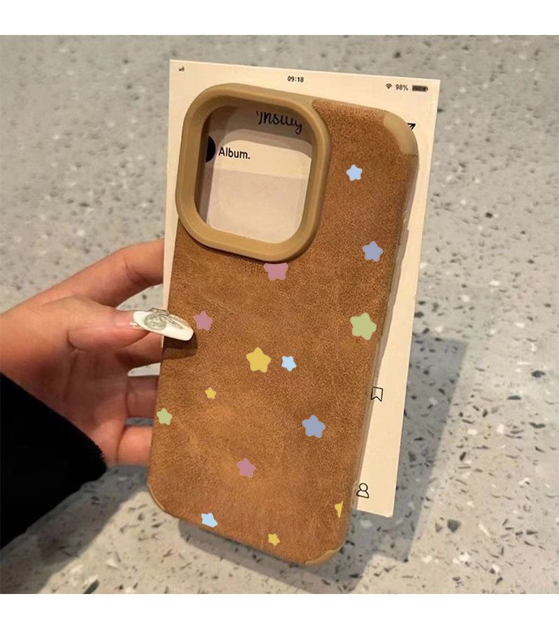 حافظة هاتف لجهاز iPhone 14 Pro بتصميم بني مع نمط النجوم - غطاء واقي - Image 2