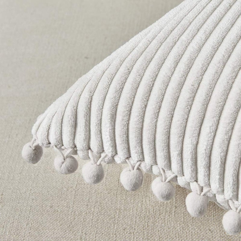 Fancy Homi عبوة من 2 من أغطية الوسائد الزخرفية البيضاء البوهيمية مع شرابات، مقاس 26x26 بوصة، من القطيفة الناعمة، مجموعة أغطية وسائد مربعة صلبة للأريكة والأريكة وغرفة النوم والسيارة وغرفة المعيشة 66x66 سم - Image 4