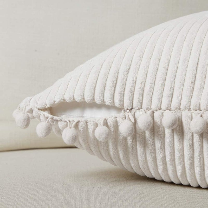 Fancy Homi عبوة من 2 من أغطية الوسائد الزخرفية البيضاء البوهيمية مع شرابات، مقاس 26x26 بوصة، من القطيفة الناعمة، مجموعة أغطية وسائد مربعة صلبة للأريكة والأريكة وغرفة النوم والسيارة وغرفة المعيشة 66x66 سم - Image 3