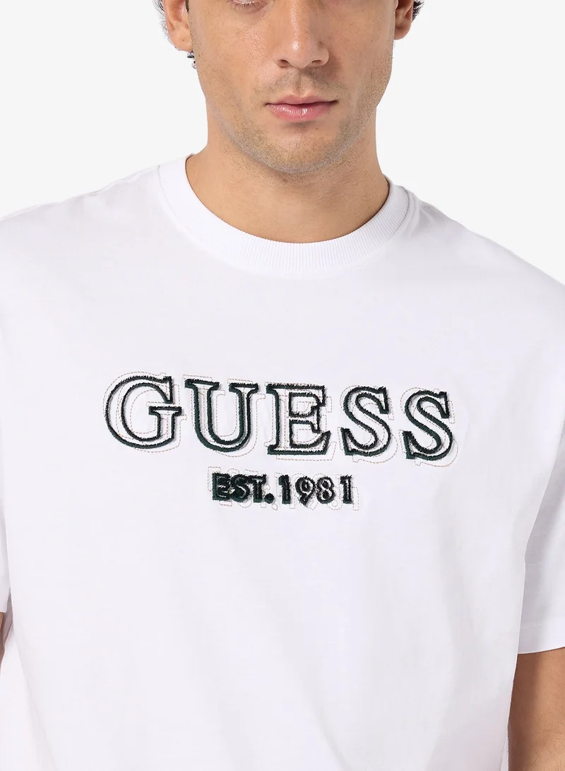 جس تي شيرت بياقة دائرية وأكمام قصيرة وشعار مطرز