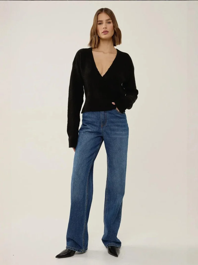 زوبعة سترة بياقة على شكل حرف  وأزرار ولف