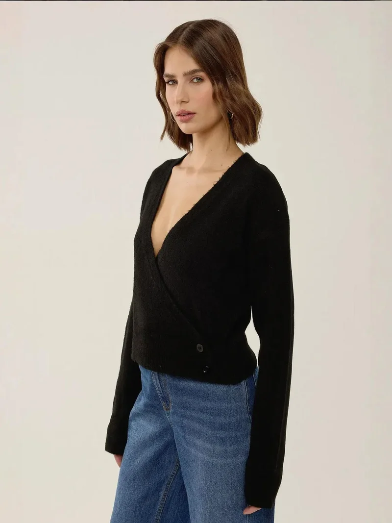 زوبعة سترة بياقة على شكل حرف  وأزرار ولف