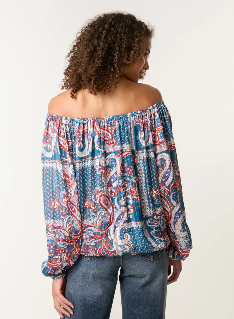 بلو فانيلا بلوزة بكتف مكشوف وطبعات بيزلي وأكمام منفوشة