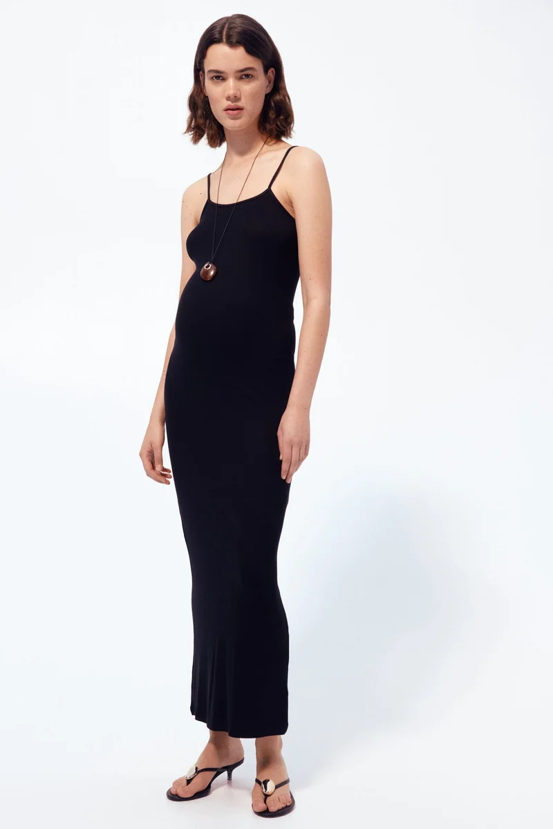 اتش اند ام فستان بحمالات كتف بتصميم مرن من تشكيلة ماما