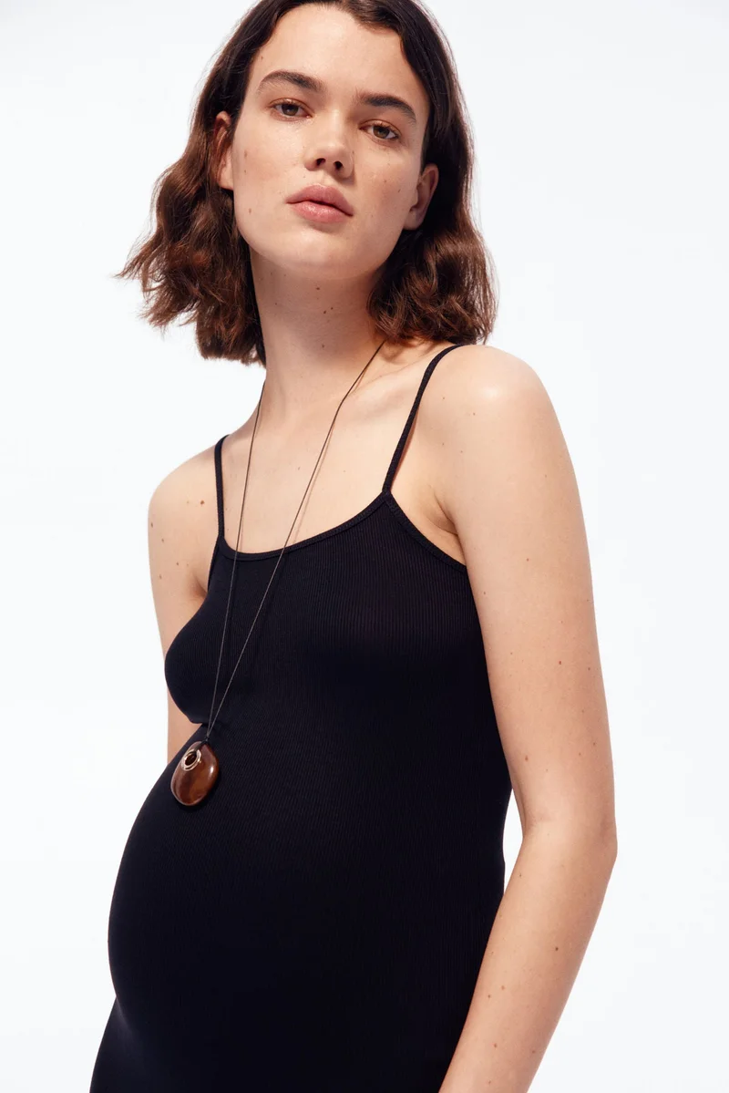 اتش اند ام فستان بحمالات كتف بتصميم مرن من تشكيلة ماما