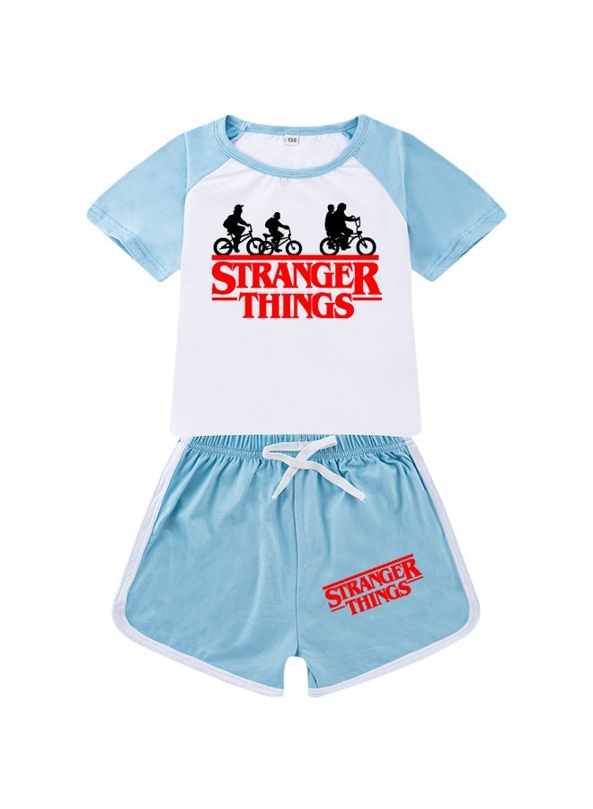 سترانجر ثينكينج طقم تي شيرت وقميص قصير مطبوع بتصاميم مسلسل Stranger Things للمعجبين، يتوفر بأحجام متعددة، قماش ناعم ومتعدد التهوية، إطارة غير رسمية واسعة ومناسبة للارتداء اليومي - Image 1