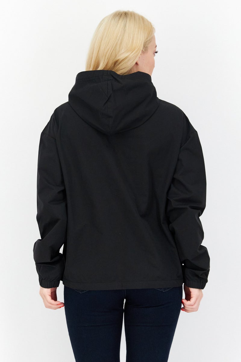 Lyle & Scott جاكيت واقي من الرياح مزين بشعار للنساء، أسود - Image 4