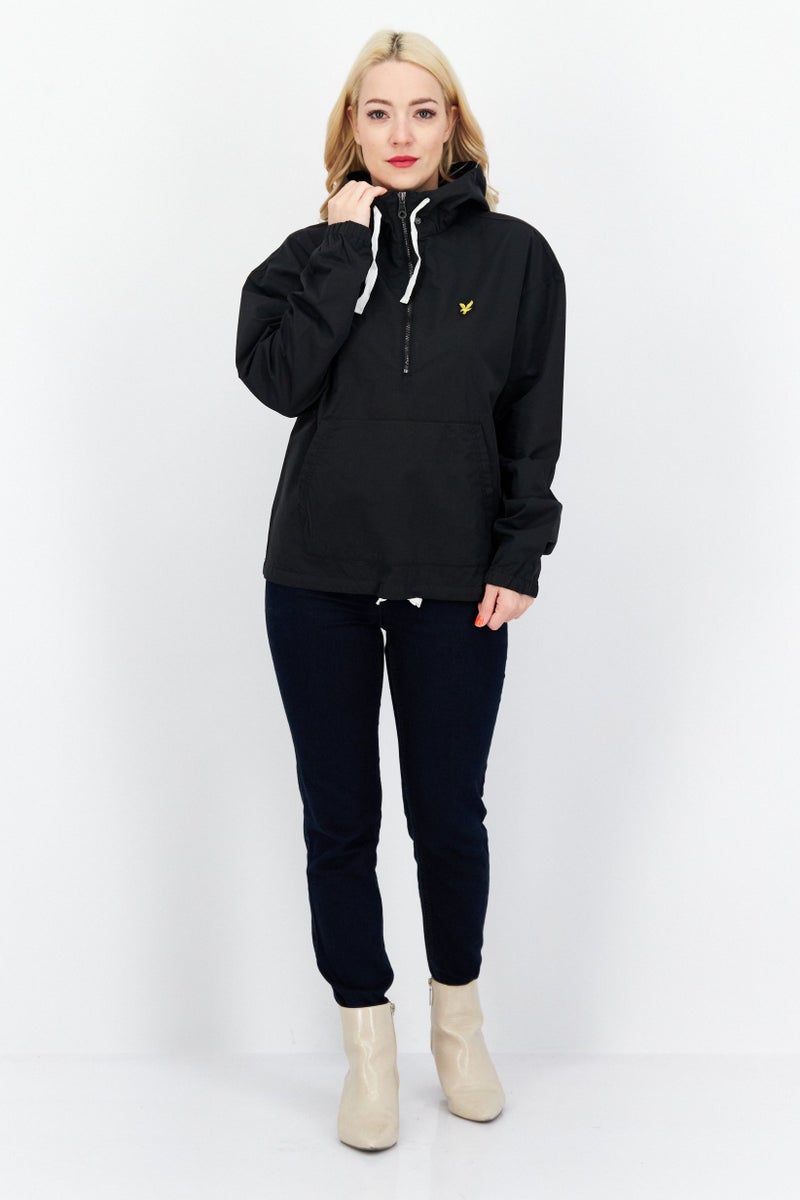 Lyle & Scott جاكيت واقي من الرياح مزين بشعار للنساء، أسود - Image 2