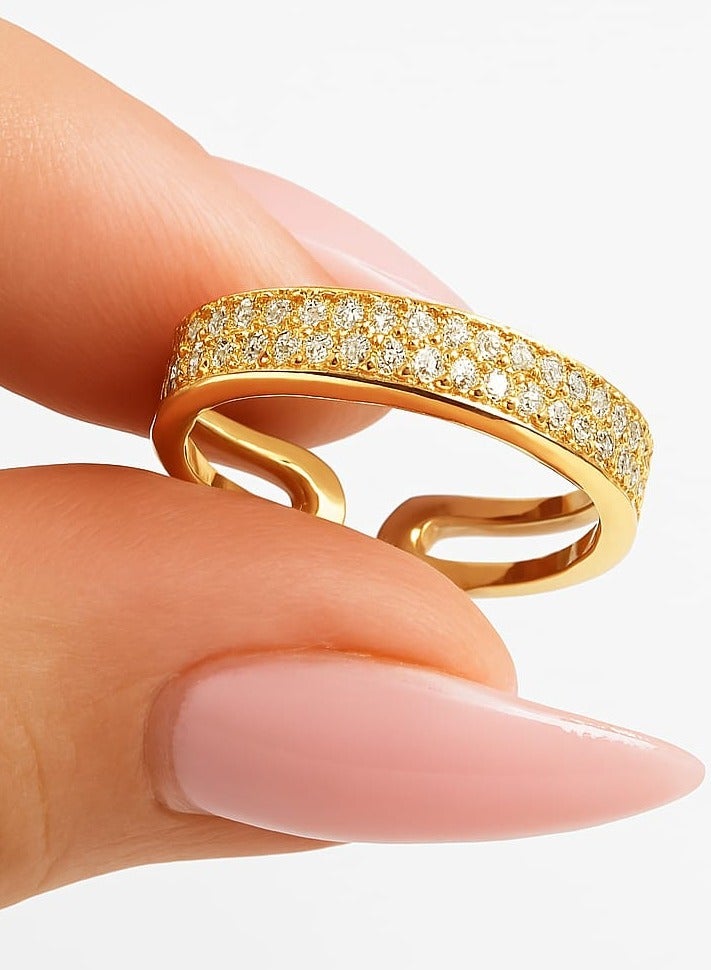 A ring with an elegant design and a luxurious touch - combining fluidity and sophistication, with its meticulous details that reflect refined taste. It catches the eye with its soft gradations and the distribution of sparkling stones on its upper surface, giving you a touch of brilliance with every move. - Image 2