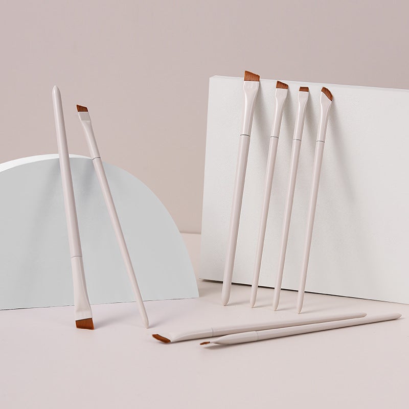 Porcelain White Fine Angled Eye Liner & Eyebrow Brush - Image 1