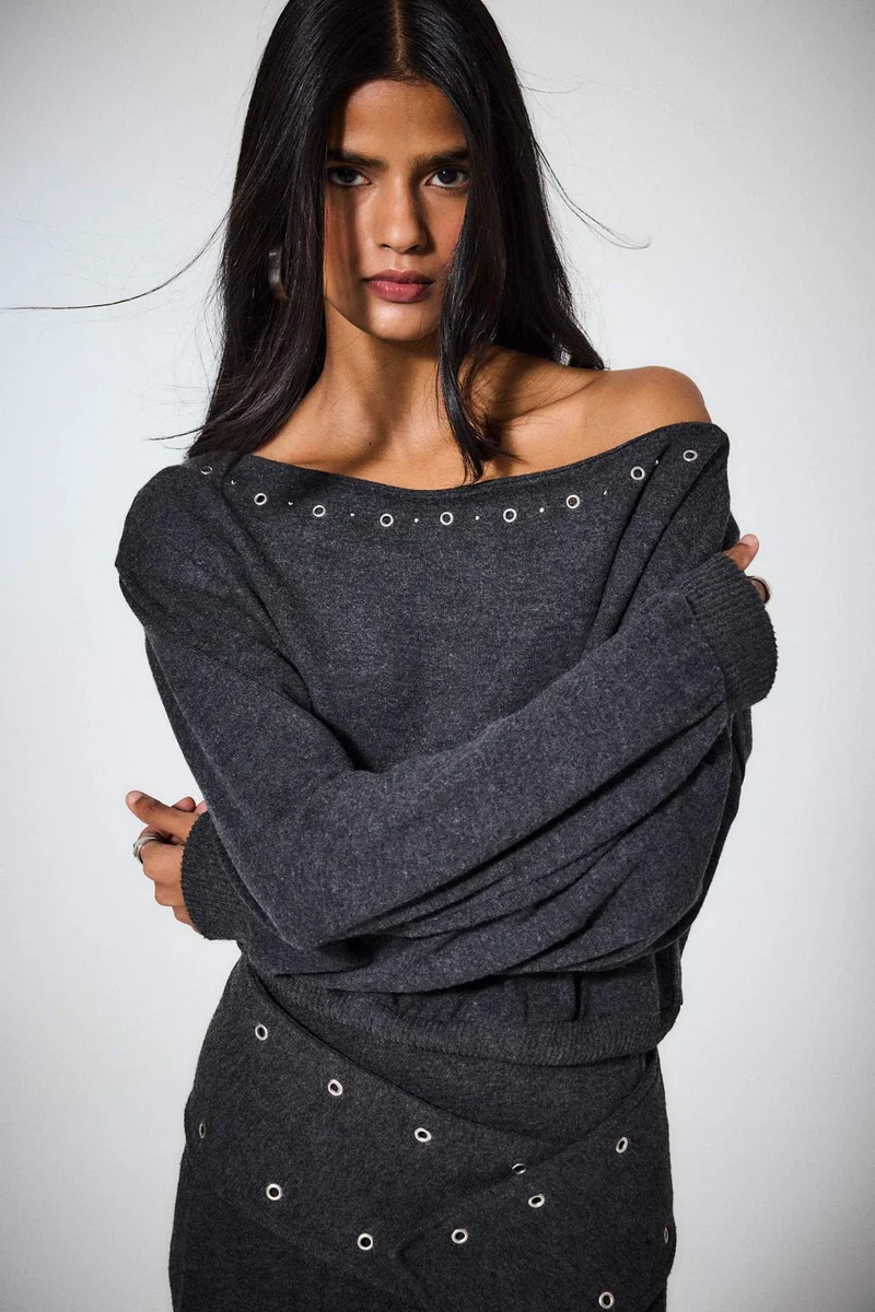 ديفاكتو Loose Fit Off Shoulder Long Sleeve T-Shirt