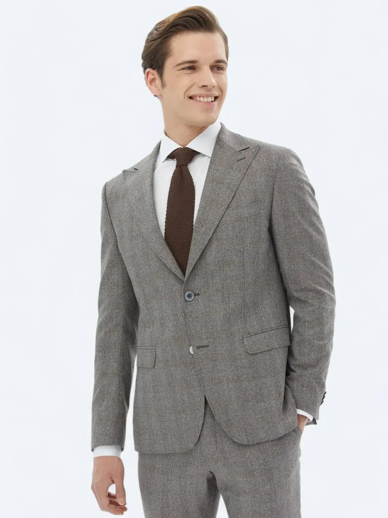 كيب بدلة رمادية بتصميم عصري صغير