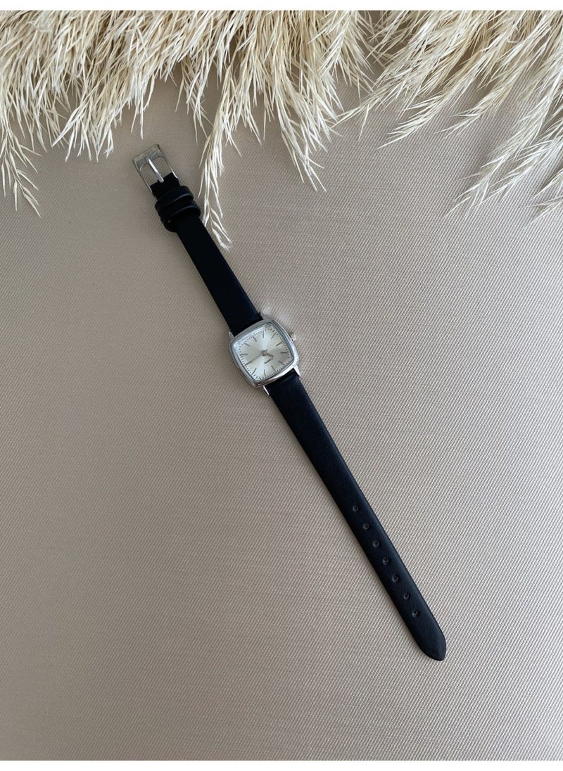 QUARTZ Retro Minimal Vintage Leather Band Women's Wristwatch  - Image 1