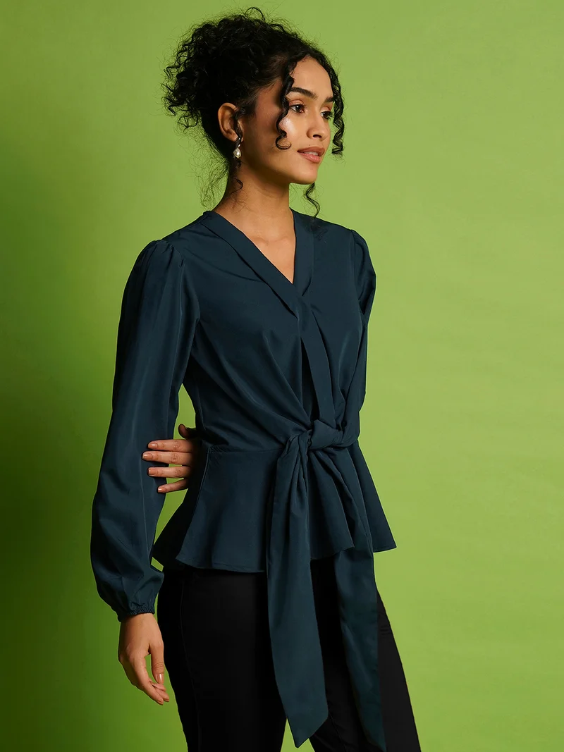 جلو باص بلوزة نسائية بياقة على شكل حرف  ورباط تفاصيل بيبلوم