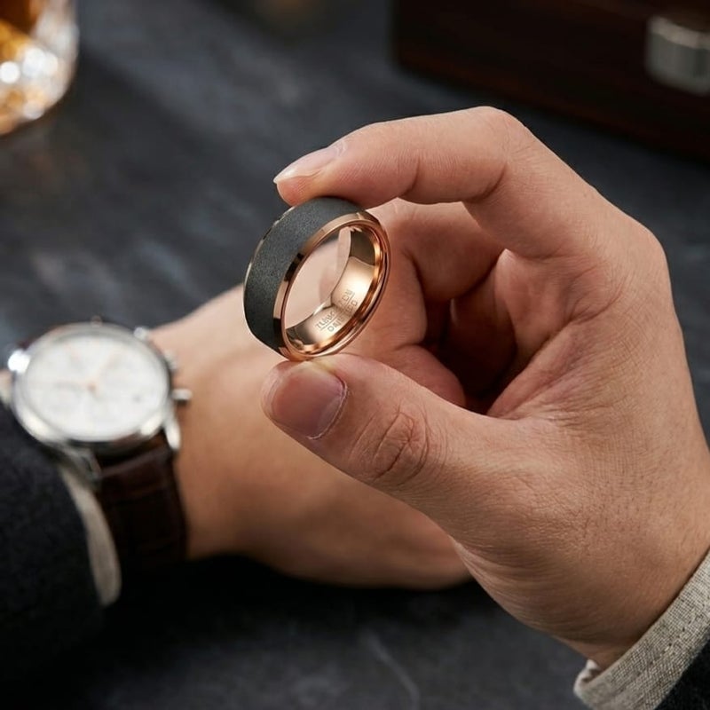 Men's tungsten carbide ring in luxurious gray with a shiny sand texture and rose gold glitter edges, suitable for engagements and happy occasions, for a modern and distinctive elegance! - Image 4