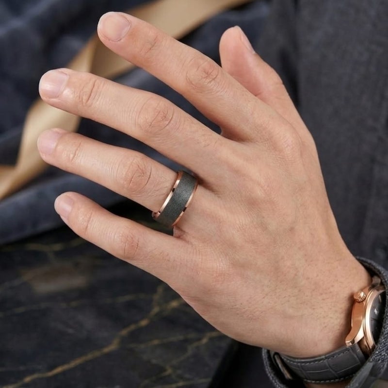 Men's tungsten carbide ring in luxurious gray with a shiny sand texture and rose gold glitter edges, suitable for engagements and happy occasions, for a modern and distinctive elegance! - Image 2
