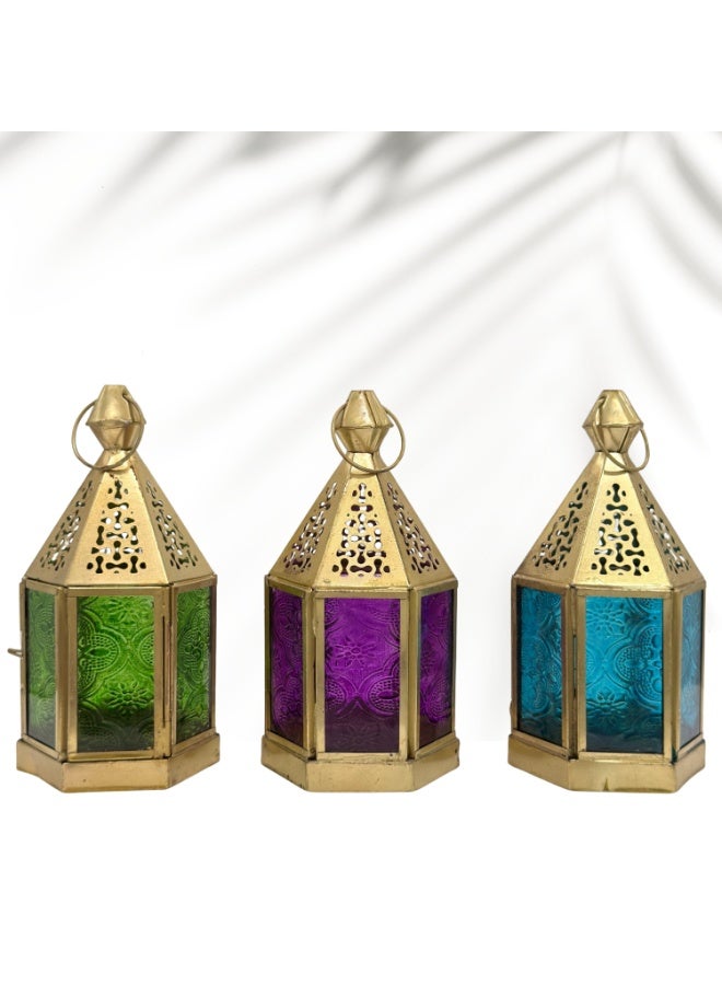 سوق ديزاينز مجموعة فوانيس سداسية عربية من سوق ديزاينز، 3 قطع - فوانيس رمضانية مزخرفة، بنمط مغربي، معدن ذهبي، بألوان الأزرق السماوي والبنفسجي والأخضر، لتزيين الاحتفالات. - Image 1