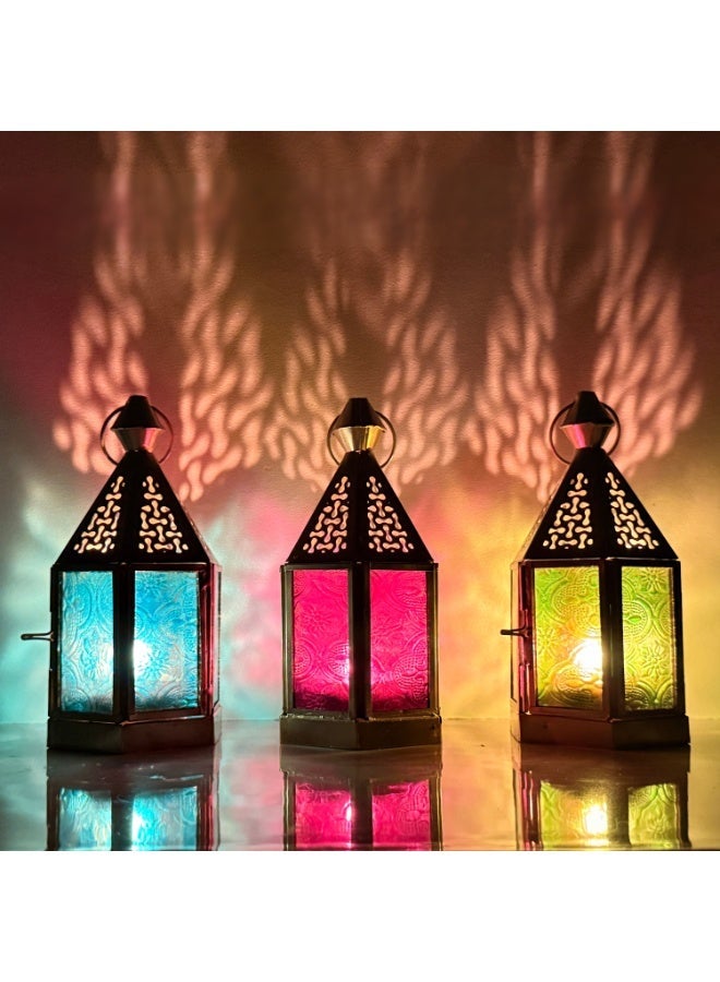 سوق ديزاينز مجموعة فوانيس سداسية عربية من سوق ديزاينز، 3 قطع - فوانيس رمضانية مزخرفة، بنمط مغربي، معدن ذهبي، بألوان الأزرق السماوي والبنفسجي والأخضر، لتزيين الاحتفالات. - Image 2