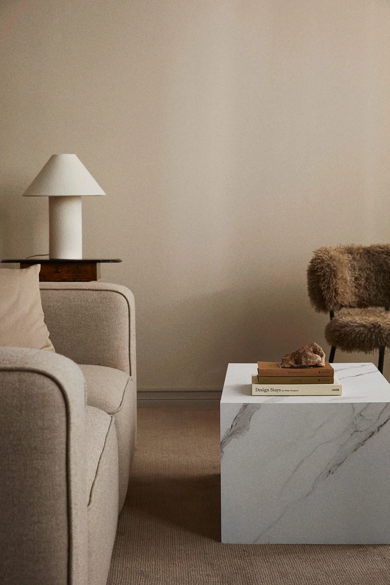 اتش اند ام طاولة قهوة بشكل مكعب