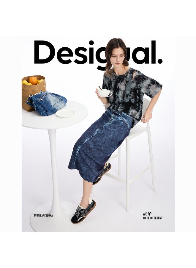 DESIGUAL تي شيرت نسائي مزين برسومات يدوية بقلنسوة دائرية بتفاصيل متهالكة، وصول جديد ربيع/صيف 2025 - Image 5
