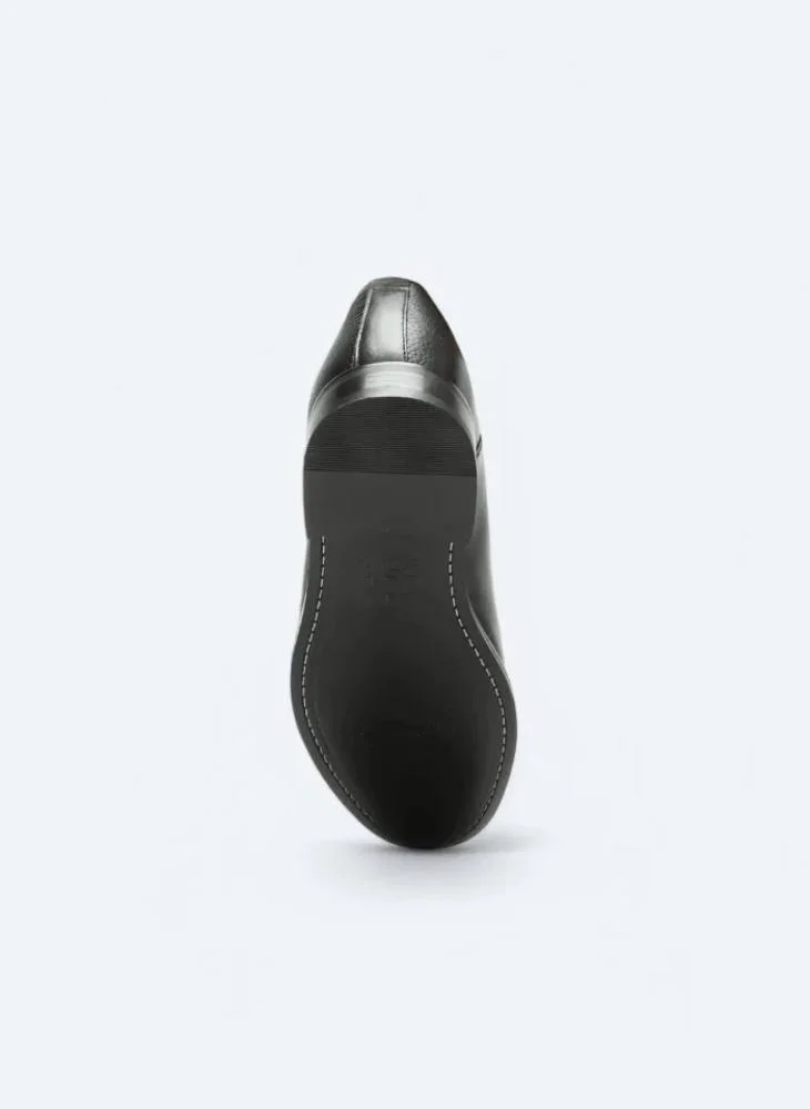 كيب أحذية كلاسيكية من الجلد الأسود