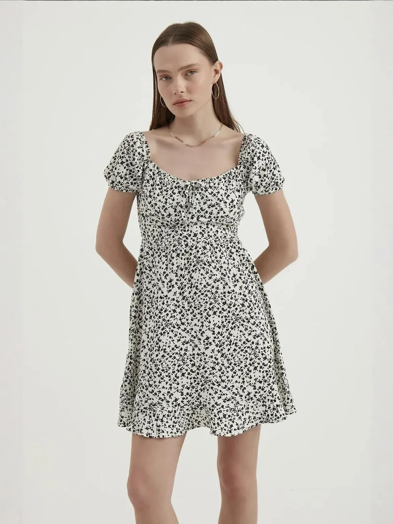 زوبعة فستان قصير بياقة واسعة وأكمام بالون بنقشة الزهور