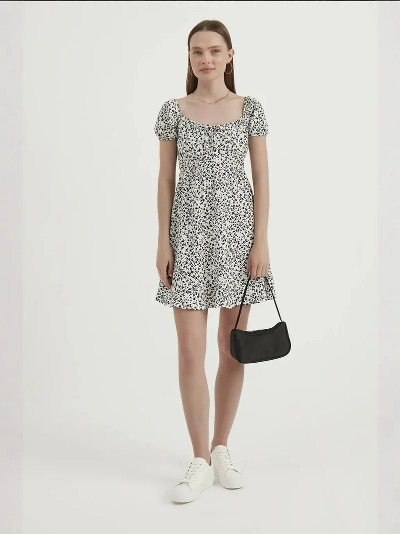 زوبعة فستان قصير بياقة واسعة وأكمام بالون بنقشة الزهور