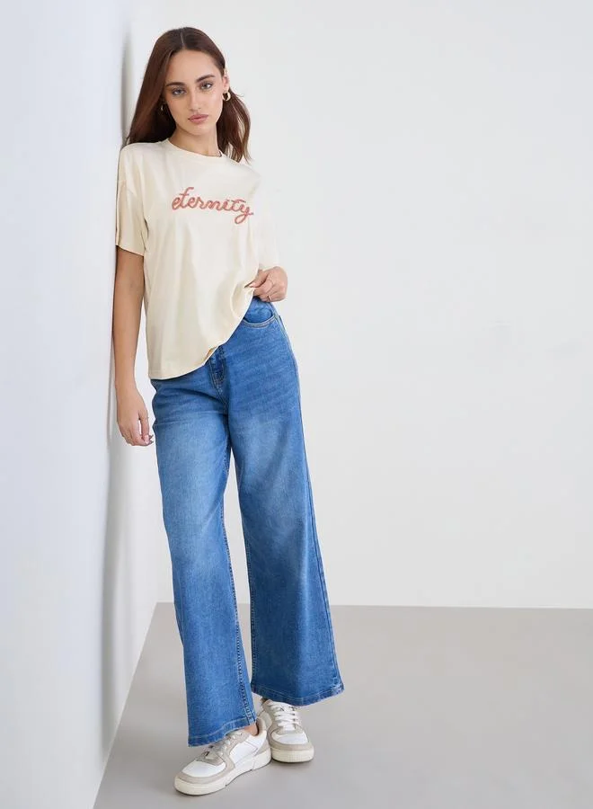 ستايلي تيشيرت مُطرّز بأكمام قصيرة