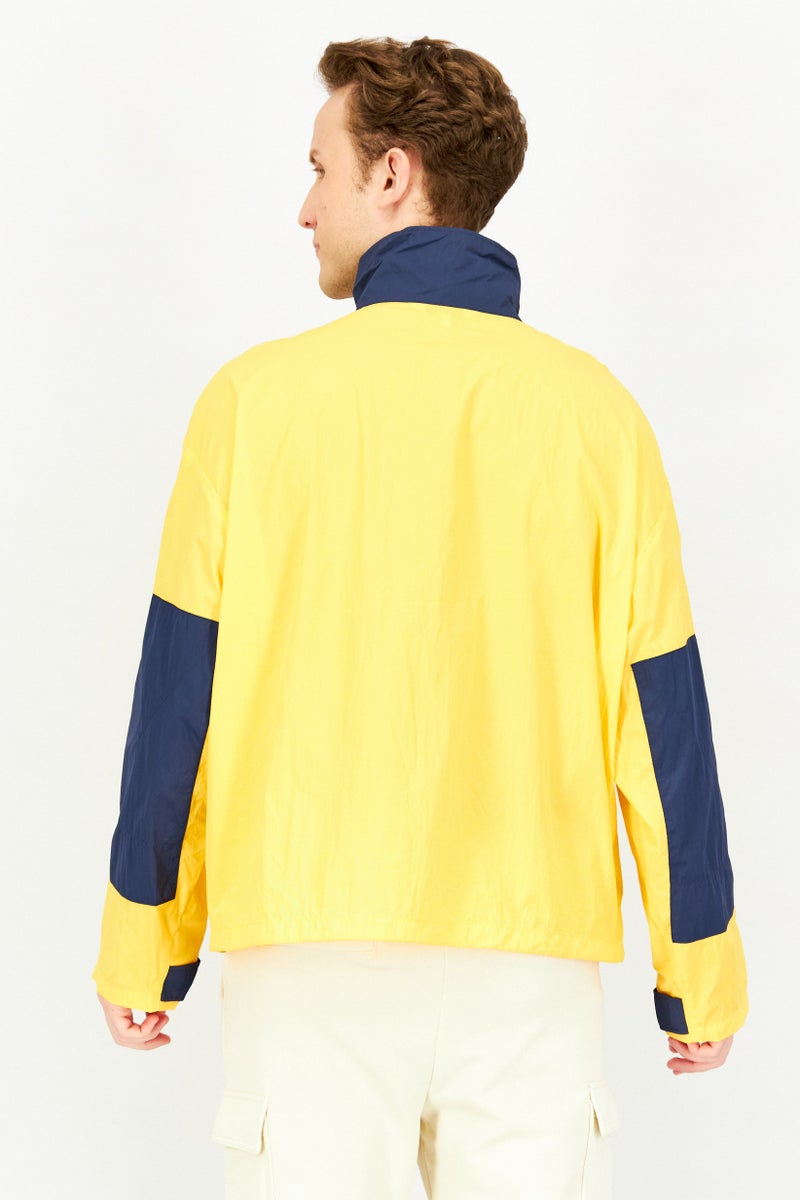 Aigle جاكيت واقي من الرياح بأكمام طويلة و ياقة عالية للرجال، أصفر - Image 3